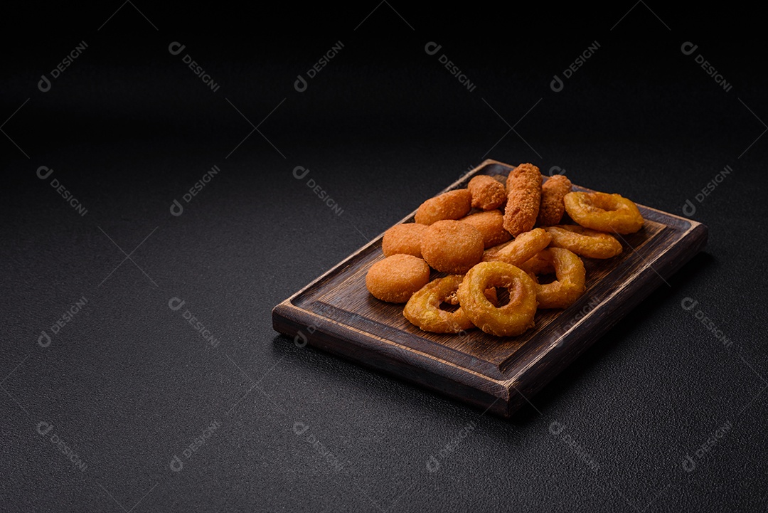 Deliciosos nuggets, rodelas e bolinhas de mussarela e queijo parmesão com sal e especiarias. Fast-food, comida pouco saudável