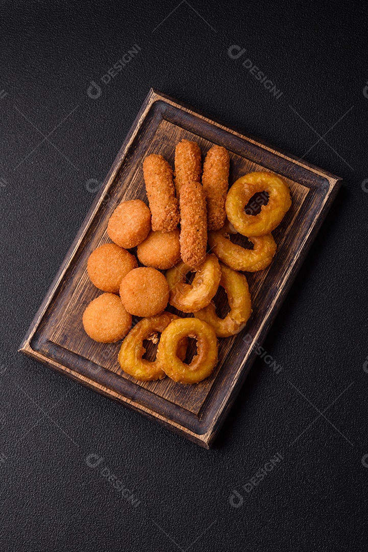 Deliciosos nuggets, rodelas e bolinhas de mussarela e queijo parmesão com sal e especiarias. Fast-food, comida pouco saudável