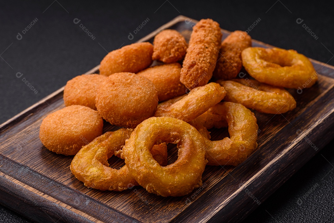 Deliciosos nuggets, rodelas e bolinhas de mussarela e queijo parmesão com sal e especiarias. Fast-food, comida pouco saudável