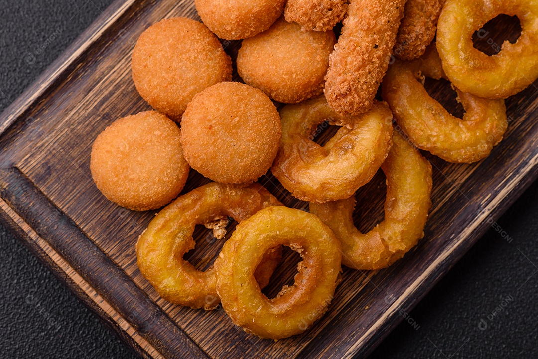 Deliciosos nuggets, rodelas e bolinhas de mussarela e queijo parmesão com sal e especiarias. Fast-food, comida pouco saudável