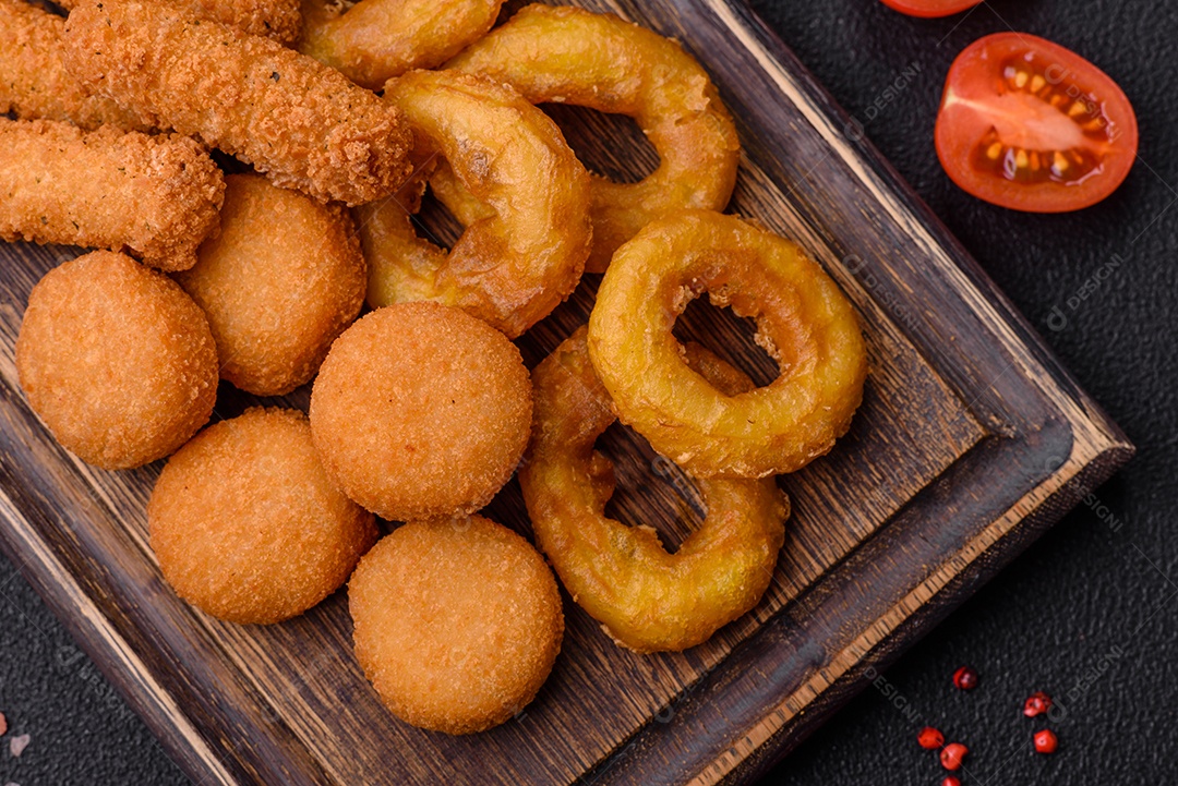 Deliciosos nuggets, rodelas e bolinhas de mussarela e queijo parmesão com sal e especiarias. Fast-food, comida pouco saudável