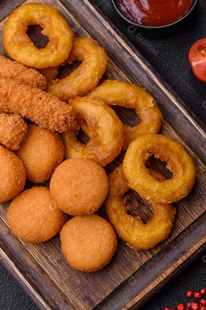 Deliciosos nuggets, rodelas e bolinhas de mussarela e queijo parmesão com sal e especiarias. Fast-food, comida pouco saudável