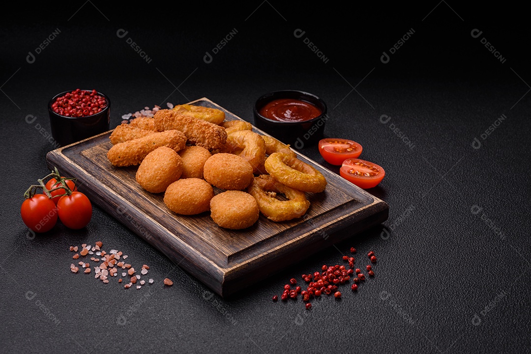 Deliciosos nuggets, rodelas e bolinhas de mussarela e queijo parmesão com sal e especiarias. Fast-food, comida pouco saudável