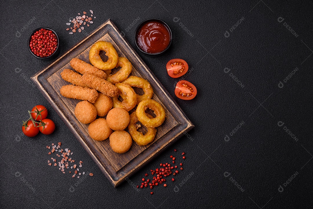 Deliciosos nuggets, rodelas e bolinhas de mussarela e queijo parmesão com sal e especiarias. Fast-food, comida pouco saudável