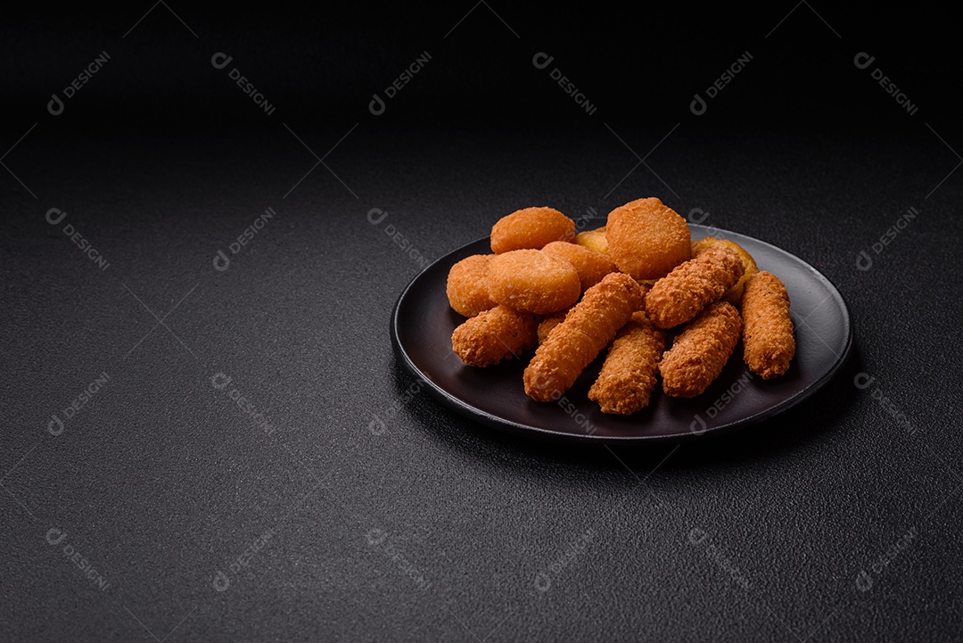 Deliciosos nuggets, rodelas e bolinhas de mussarela e queijo parmesão com sal e especiarias. Fast-food, comida pouco saudável