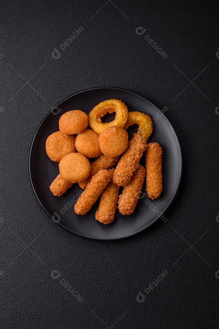 Deliciosos nuggets, rodelas e bolinhas de mussarela e queijo parmesão com sal e especiarias. Fast-food, comida pouco saudável