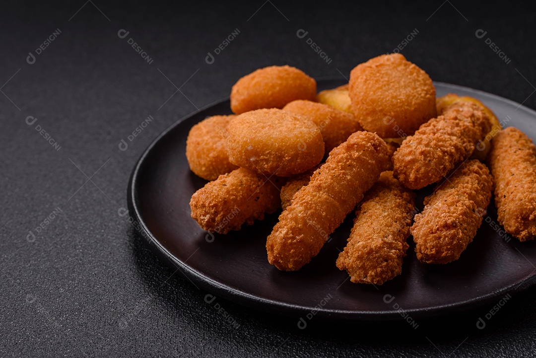 Deliciosos nuggets, rodelas e bolinhas de mussarela e queijo parmesão com sal e especiarias. Fast-food, comida pouco saudável