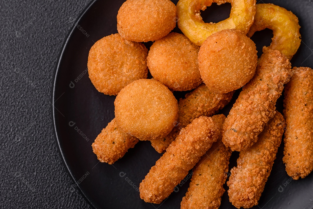 Deliciosos nuggets, rodelas e bolinhas de mussarela e queijo parmesão com sal e especiarias. Fast-food, comida pouco saudável