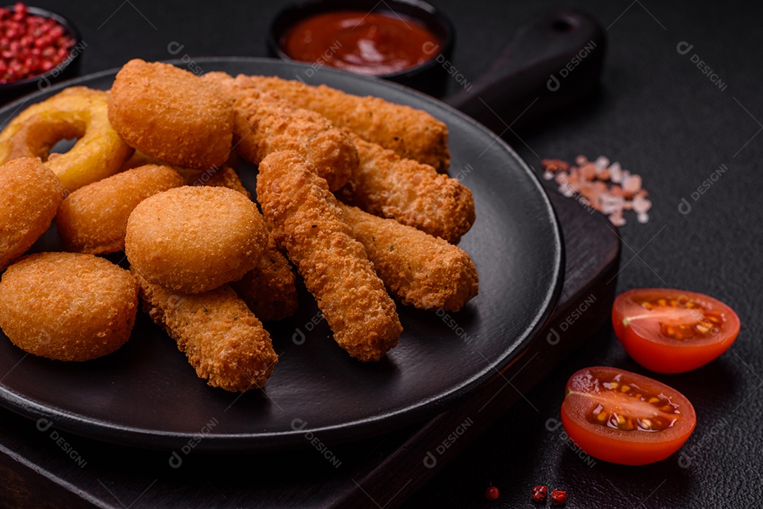 Deliciosos nuggets, rodelas e bolinhas de mussarela e queijo parmesão com sal e especiarias. Fast-food, comida pouco saudável