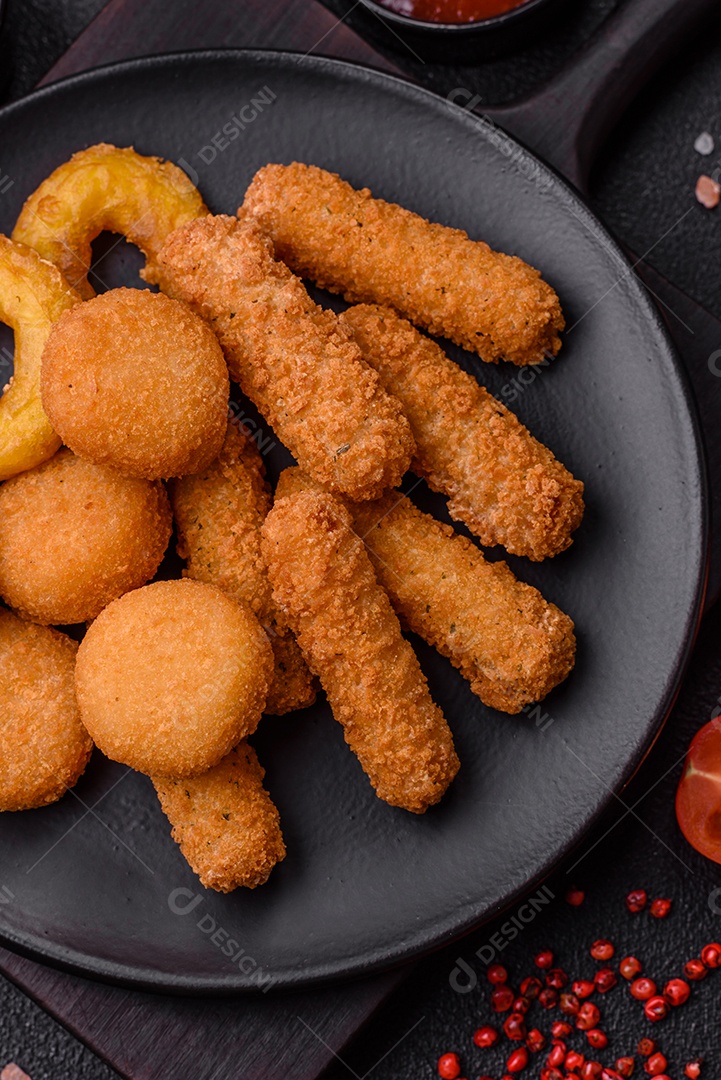 Deliciosos nuggets, rodelas e bolinhas de mussarela e queijo parmesão com sal e especiarias. Fast-food, comida pouco saudável