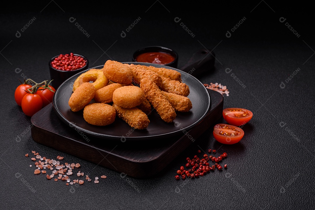 Deliciosos nuggets, rodelas e bolinhas de mussarela e queijo parmesão com sal e especiarias. Fast-food, comida pouco saudável
