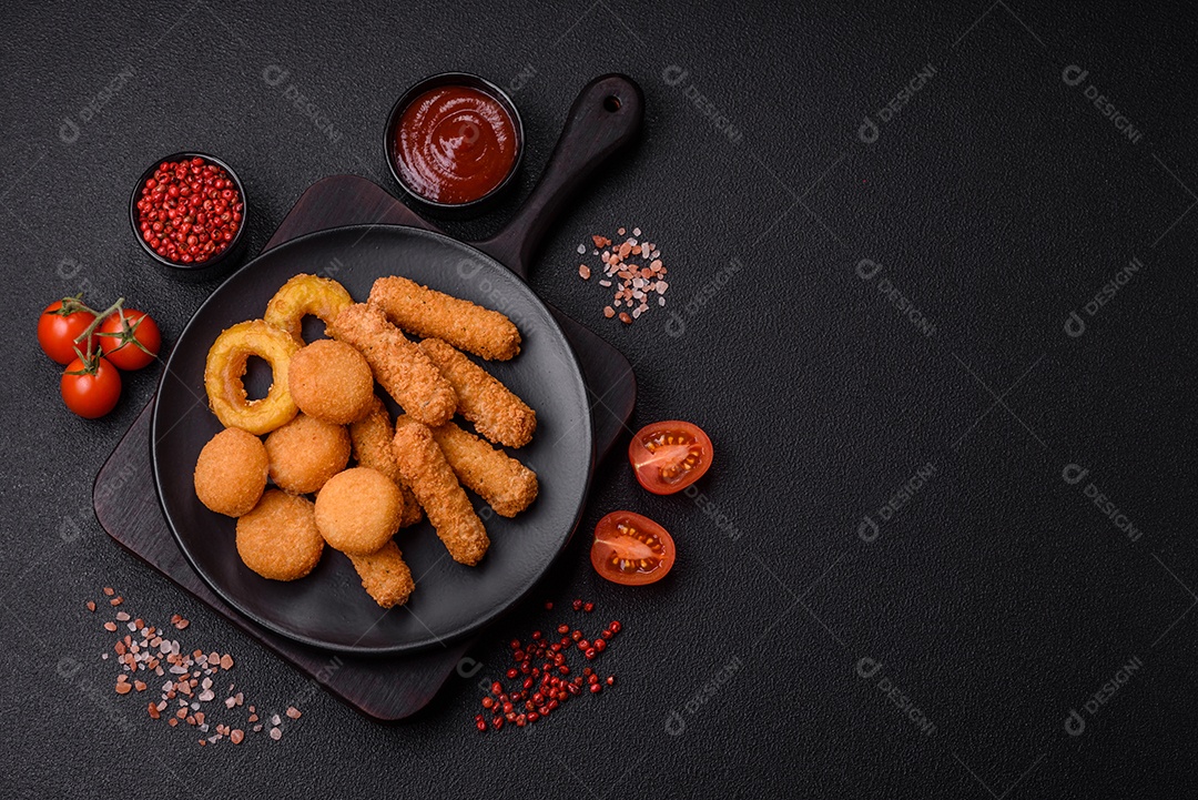 Deliciosos nuggets, rodelas e bolinhas de mussarela e queijo parmesão com sal e especiarias. Fast-food, comida pouco saudável