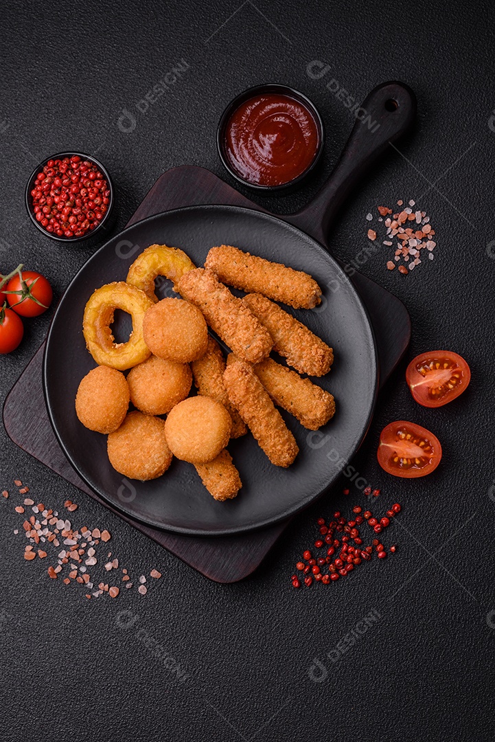 Deliciosos nuggets, rodelas e bolinhas de mussarela e queijo parmesão com sal e especiarias. Fast-food, comida pouco saudável