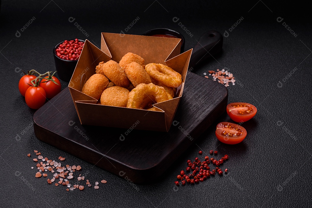 Deliciosos nuggets, rodelas e bolinhas de mussarela e queijo parmesão com sal e especiarias. Fast-food, comida pouco saudável