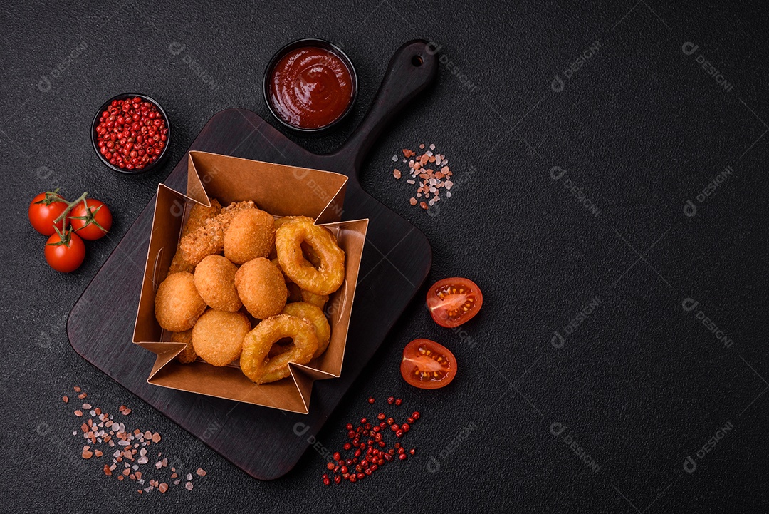 Deliciosos nuggets, rodelas e bolinhas de mussarela e queijo parmesão com sal e especiarias. Fast-food, comida pouco saudável
