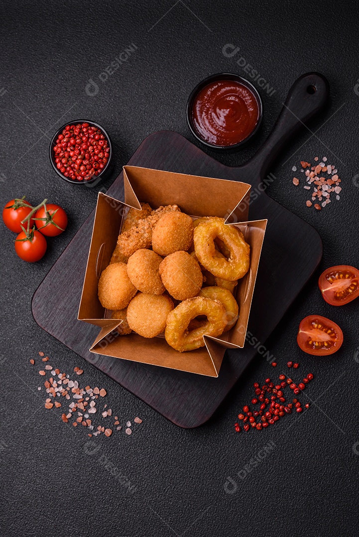 Deliciosos nuggets, rodelas e bolinhas de mussarela e queijo parmesão com sal e especiarias. Fast-food, comida pouco saudável