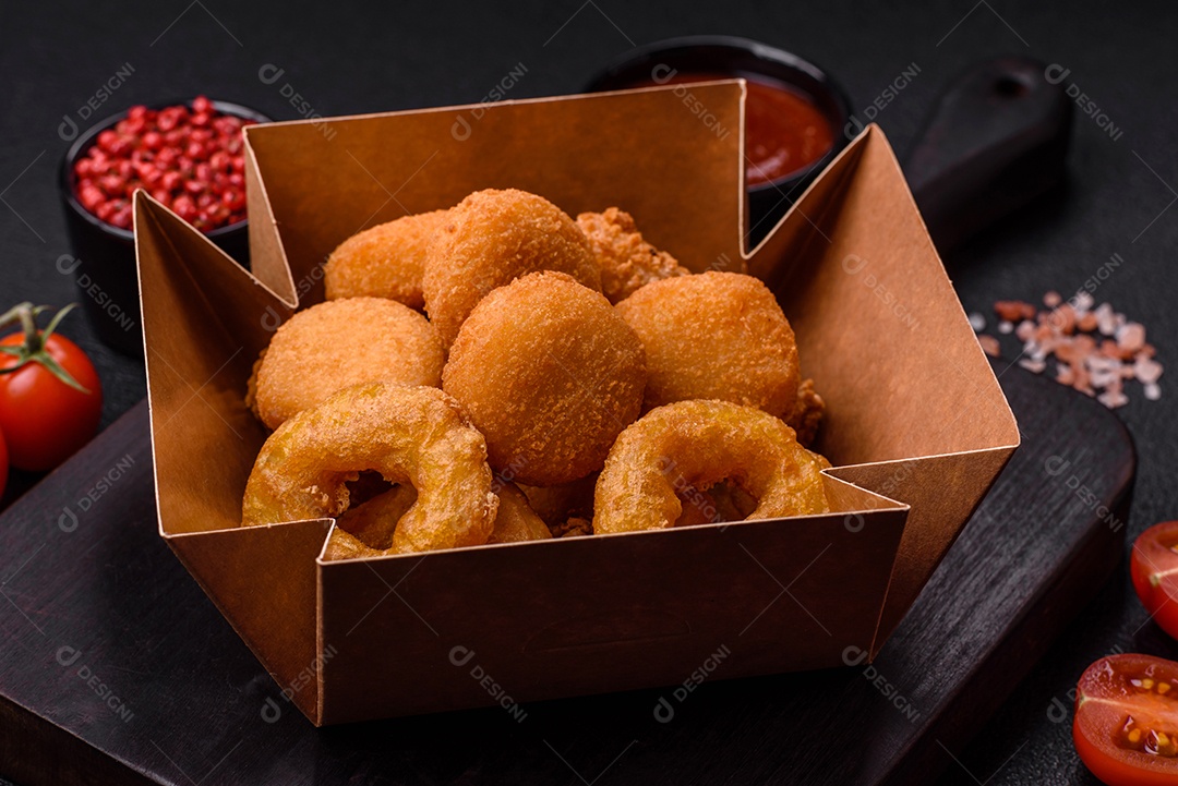 Deliciosos nuggets, rodelas e bolinhas de mussarela e queijo parmesão com sal e especiarias. Fast-food, comida pouco saudável