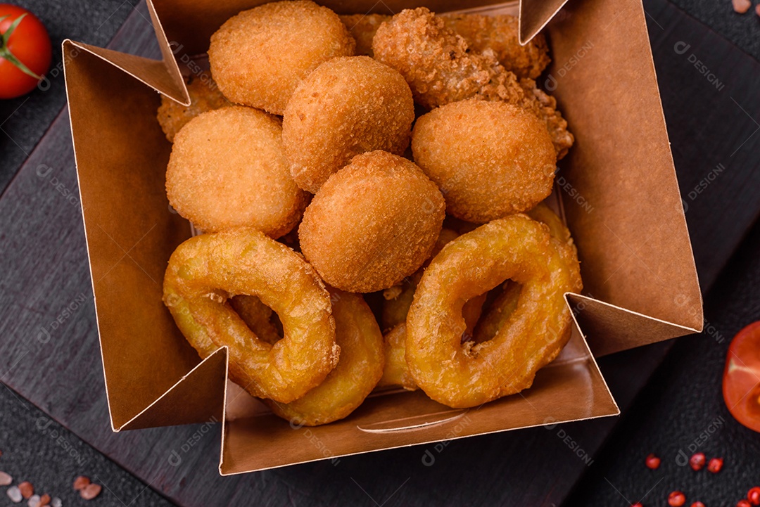 Deliciosos nuggets, rodelas e bolinhas de mussarela e queijo parmesão com sal e especiarias. Fast-food, comida pouco saudável