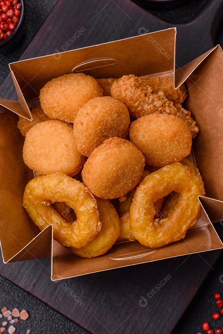 Deliciosos nuggets, rodelas e bolinhas de mussarela e queijo parmesão com sal e especiarias. Fast-food, comida pouco saudável