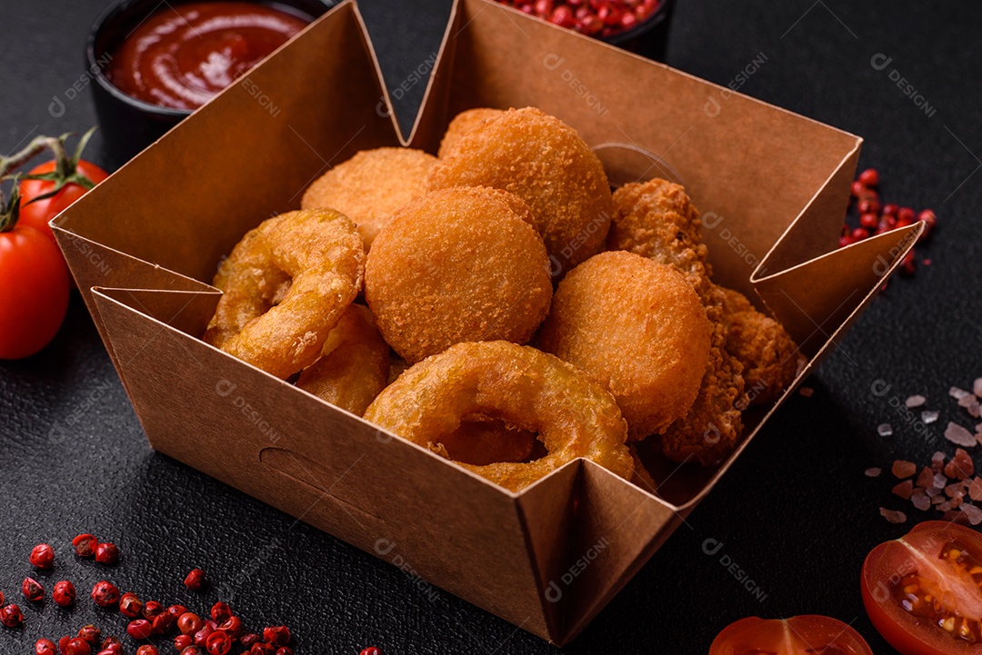 Deliciosos nuggets, rodelas e bolinhas de mussarela e queijo parmesão com sal e especiarias. Fast-food, comida pouco saudável