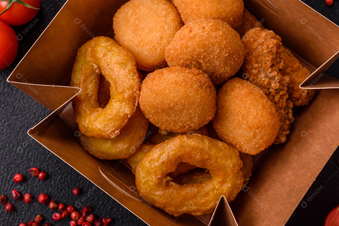 Deliciosos nuggets, rodelas e bolinhas de mussarela e queijo parmesão com sal e especiarias. Fast-food, comida pouco saudável