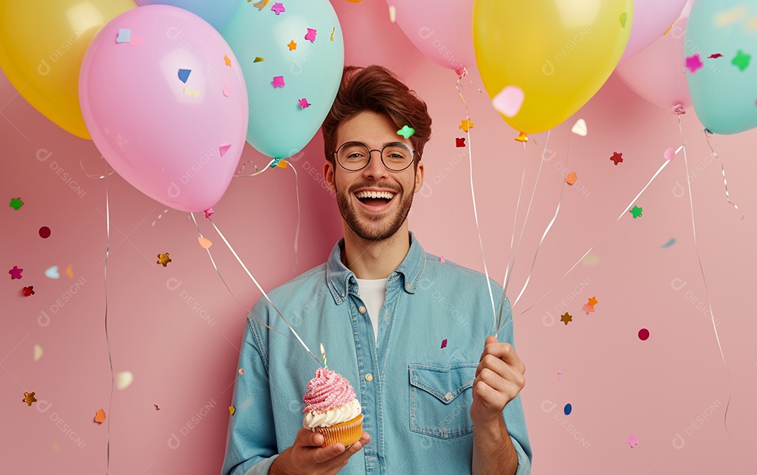 Feliz aniversariante relaxada parecendo alegre sorrindo