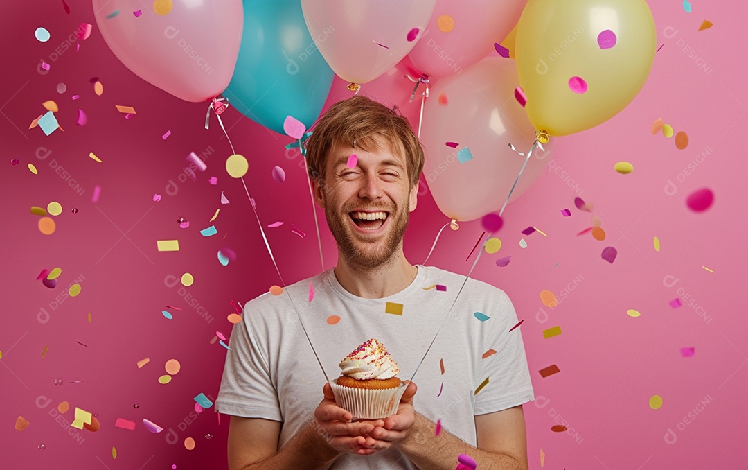 Feliz aniversariante relaxada parecendo alegre sorrindo