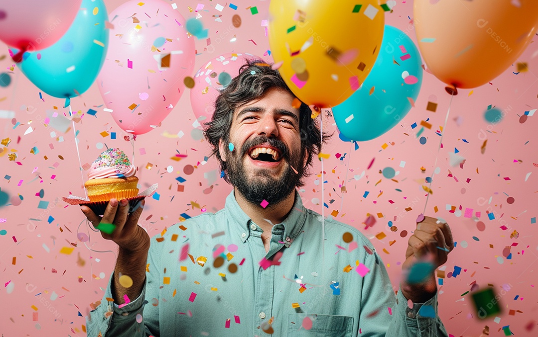 Feliz aniversariante relaxada parecendo alegre sorrindo