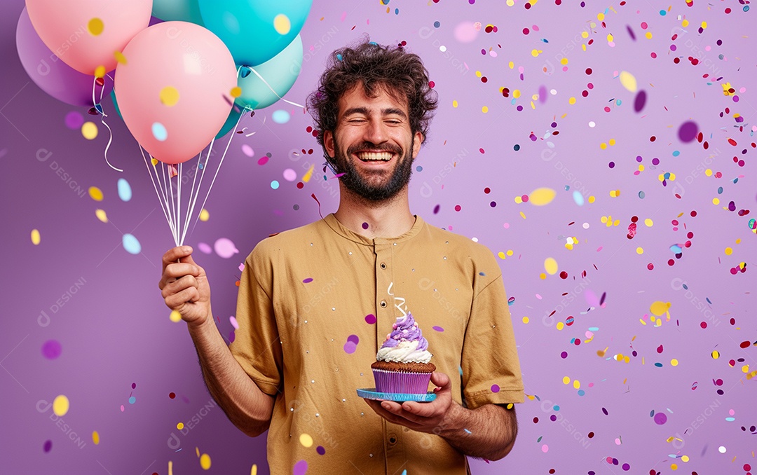 Feliz aniversariante relaxada parecendo alegre sorrindo