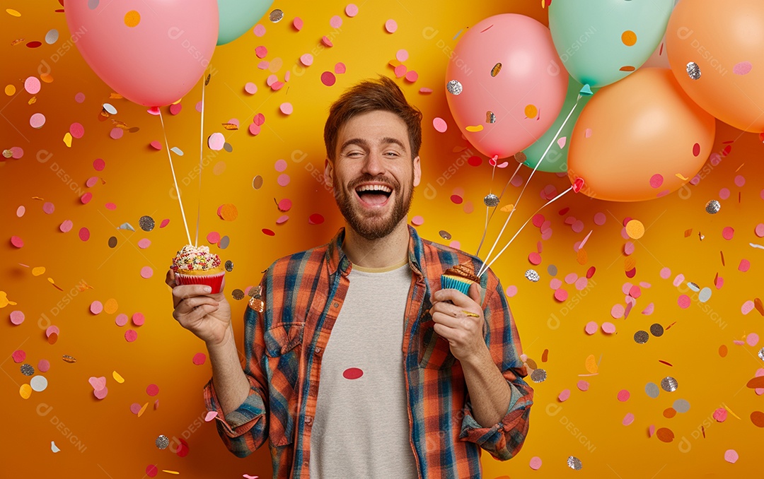 Feliz aniversariante relaxada parecendo alegre sorrindo