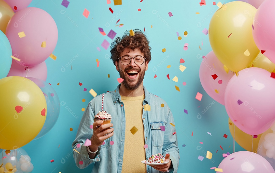 Feliz aniversariante relaxada parecendo alegre sorrindo