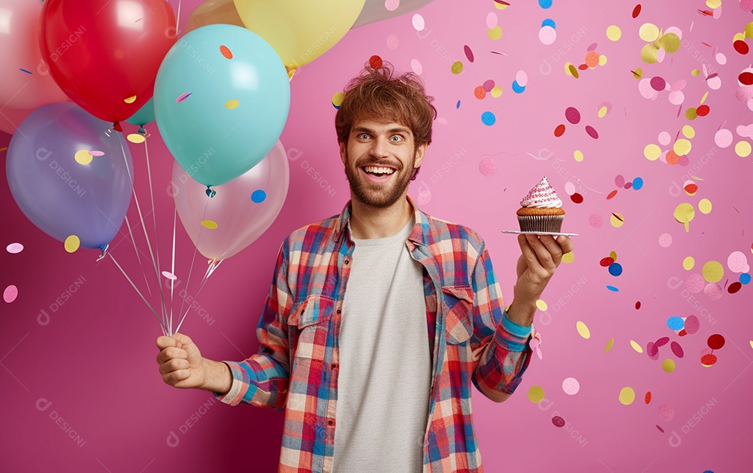 Feliz aniversariante relaxada parecendo alegre sorrindo