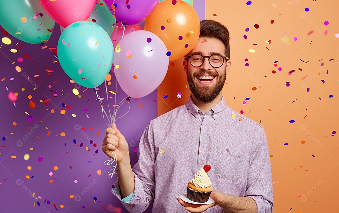 Feliz aniversariante relaxada parecendo alegre sorrindo