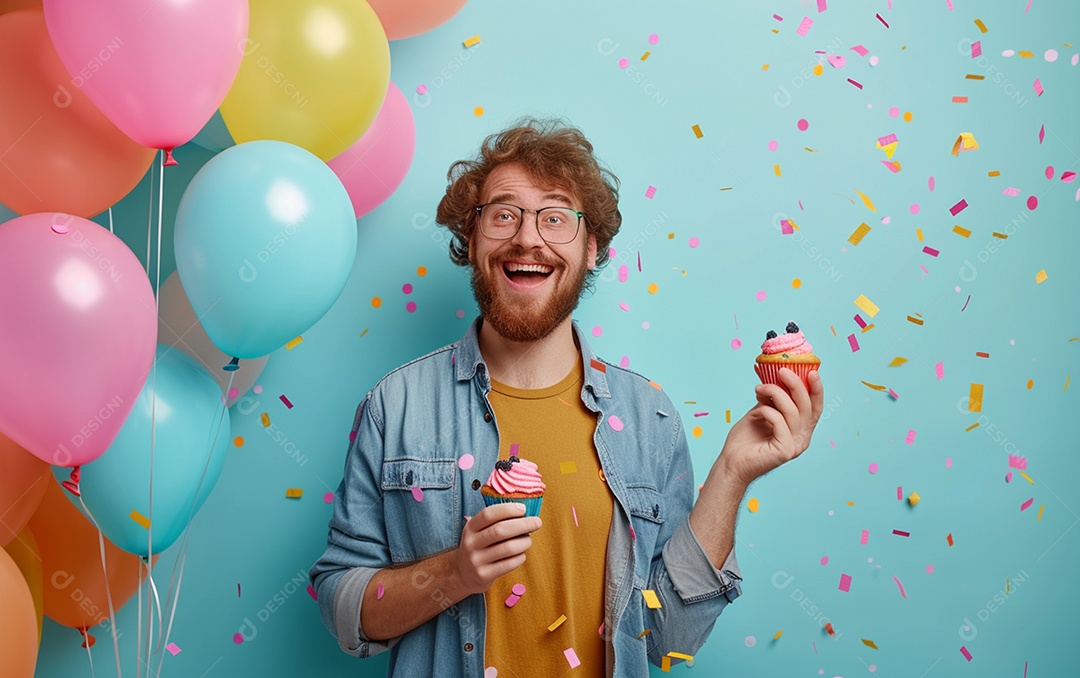 Feliz aniversariante relaxada parecendo alegre sorrindo