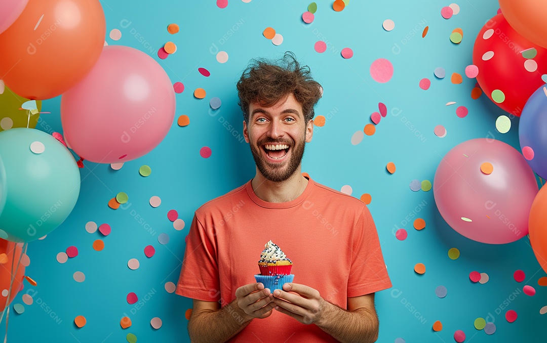 Feliz aniversariante relaxada parecendo alegre sorrindo