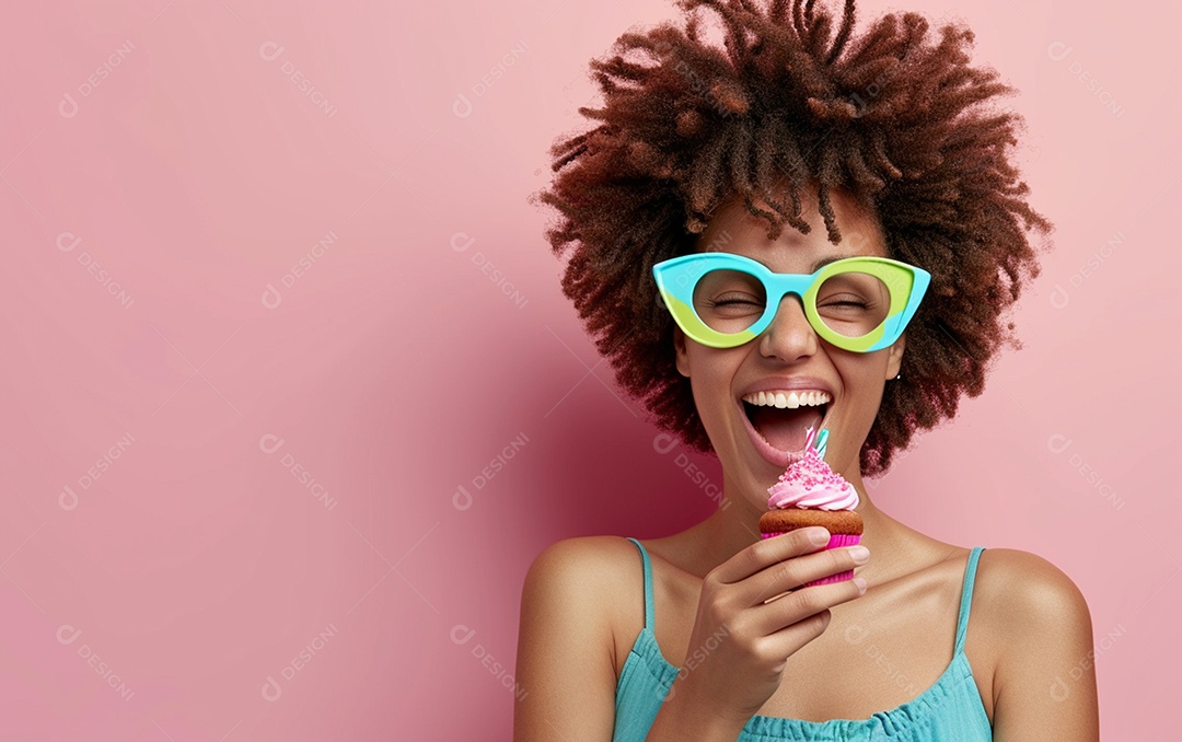 Mulher feliz usando óculos de novidade segurando cupcake