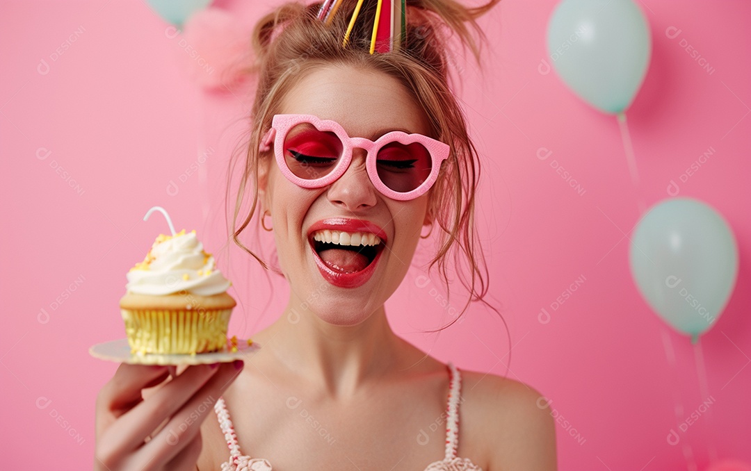 Mulher feliz usando óculos de novidade segurando cupcake