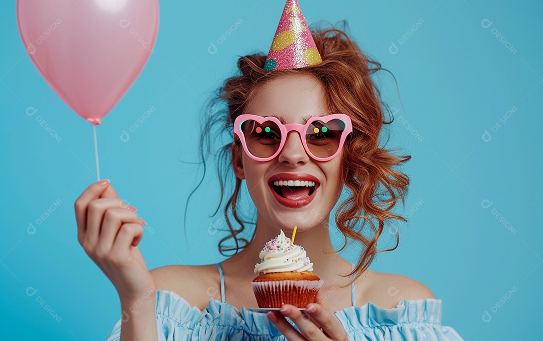 Mulher feliz usando óculos de novidade segurando cupcake