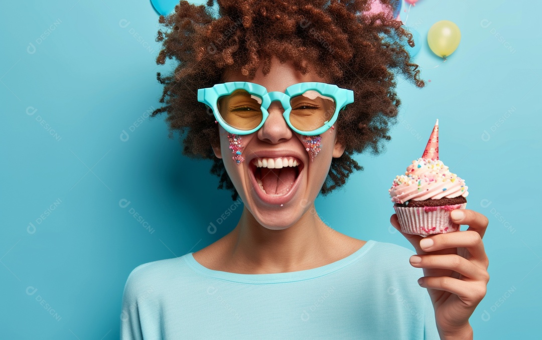 Mulher feliz usando óculos de novidade segurando cupcake