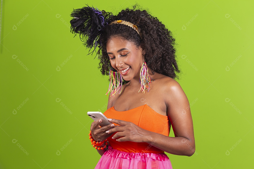 Linda mulher jovem celebrando carnaval segurando celular smartphone