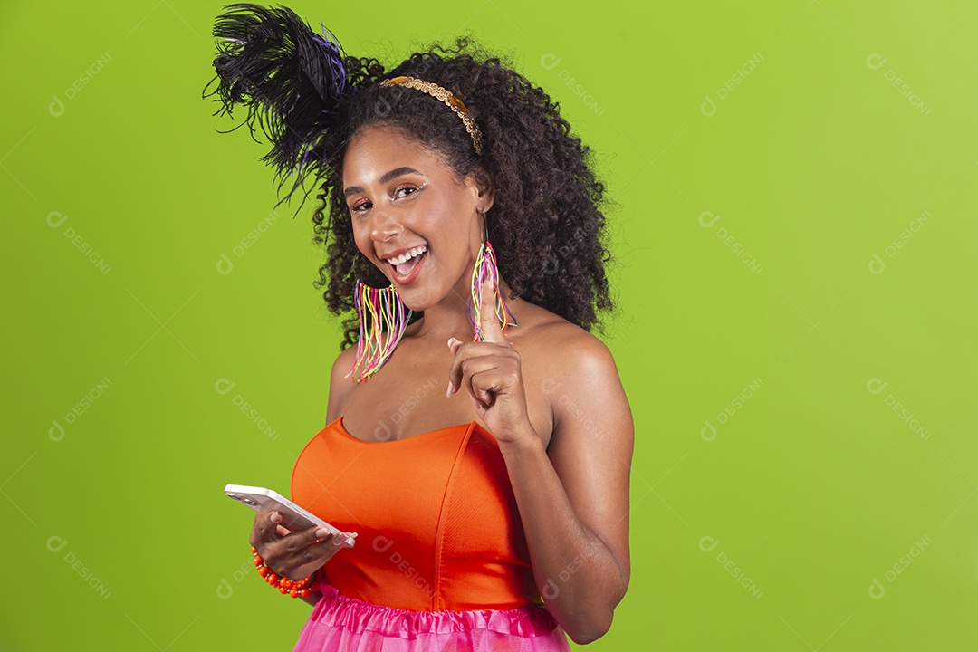 Linda mulher jovem celebrando carnaval segurando celular smartphone