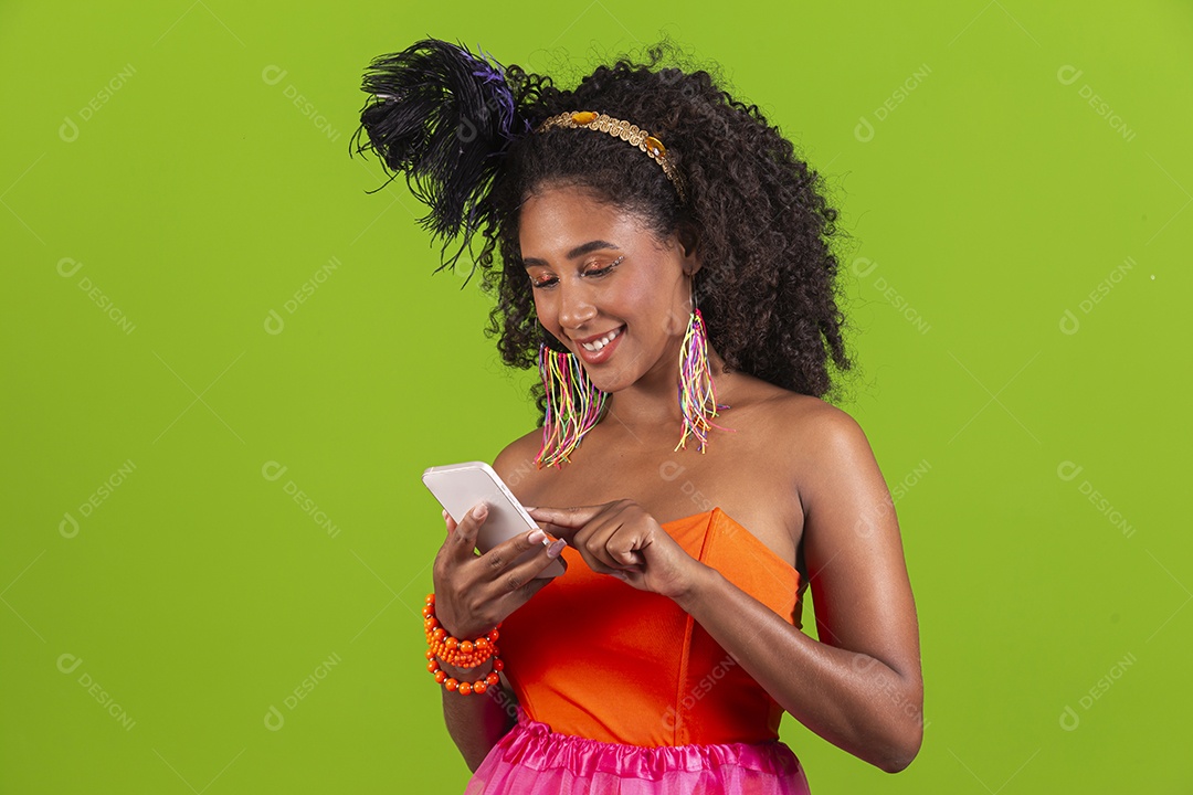 Linda mulher jovem celebrando carnaval segurando celular smartphone