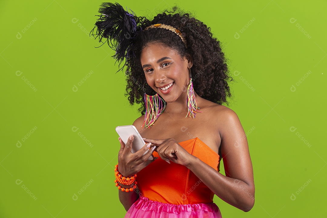 Linda mulher jovem celebrando carnaval segurando celular smartphone