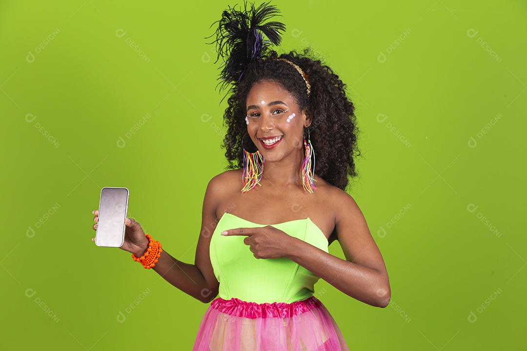 Linda mulher jovem celebrando carnaval segurando celular smartphone
