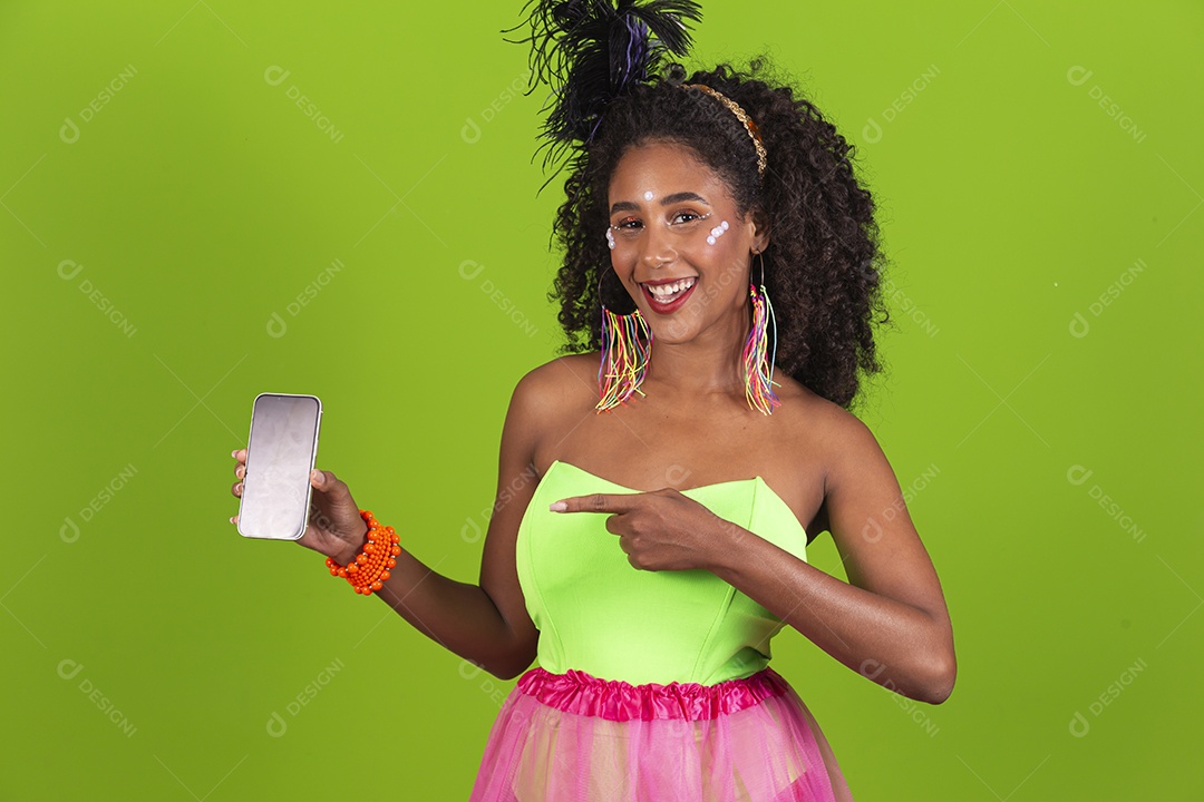 Linda mulher jovem celebrando carnaval segurando celular smartphone