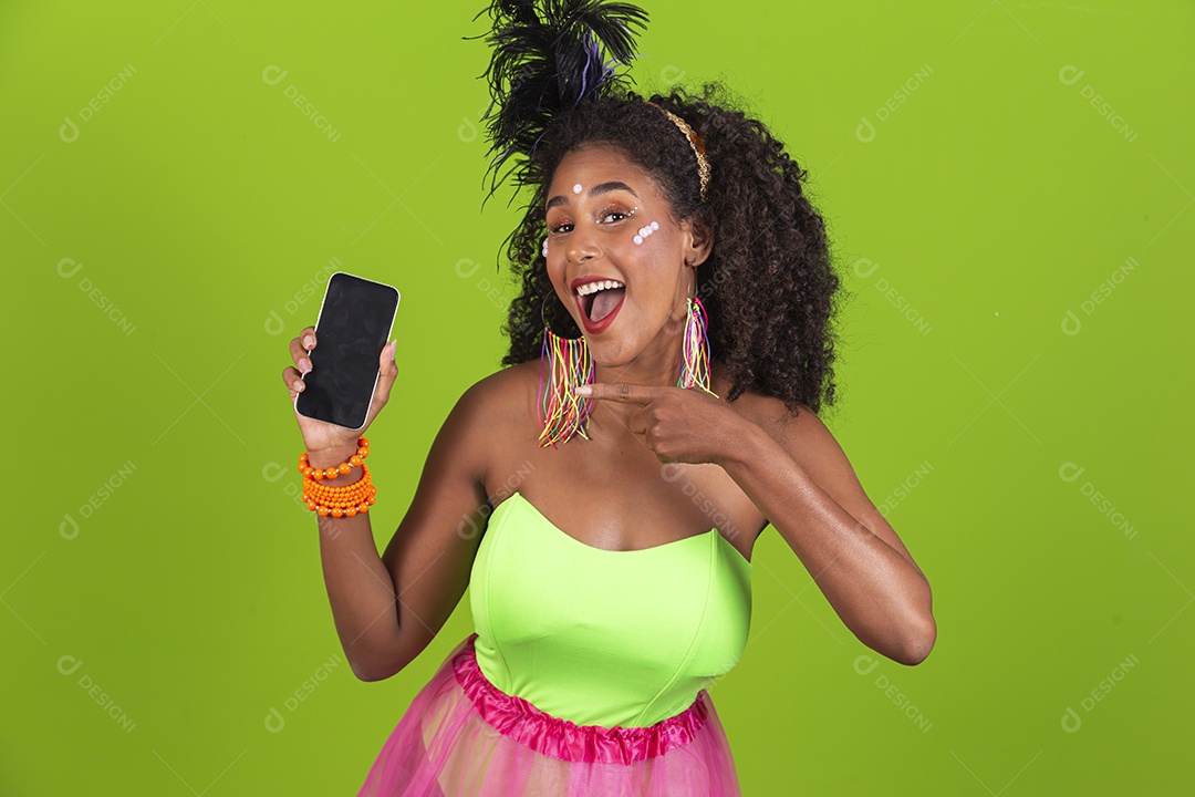 Linda mulher jovem celebrando carnaval segurando celular smartphone
