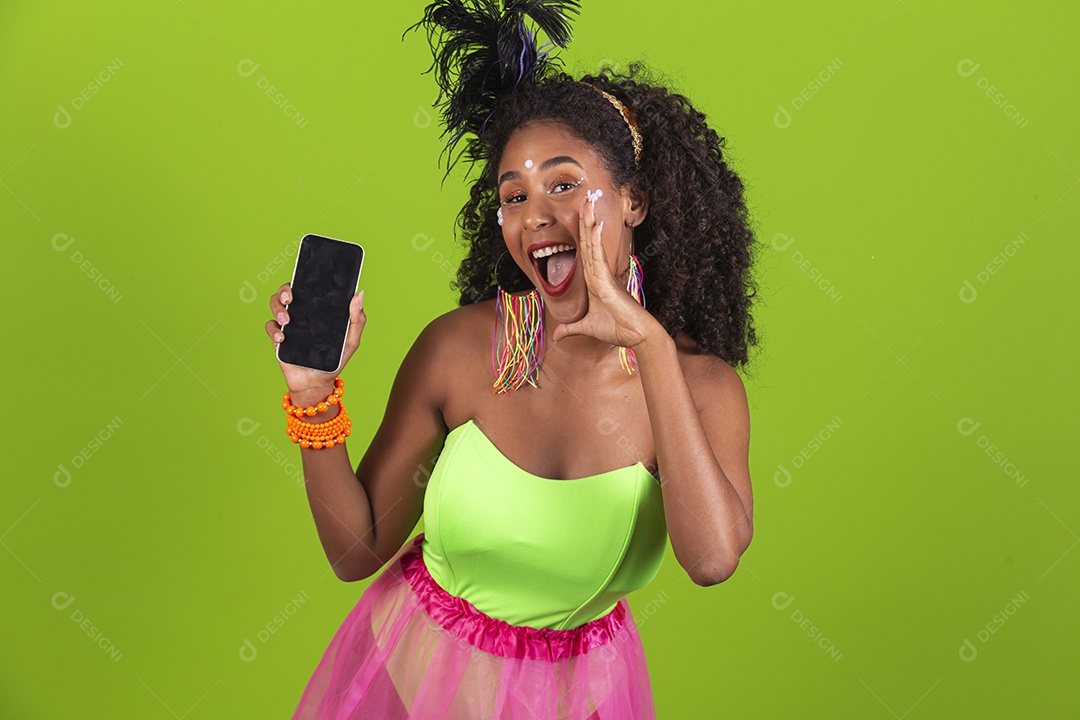 Linda mulher jovem celebrando carnaval segurando celular smartphone