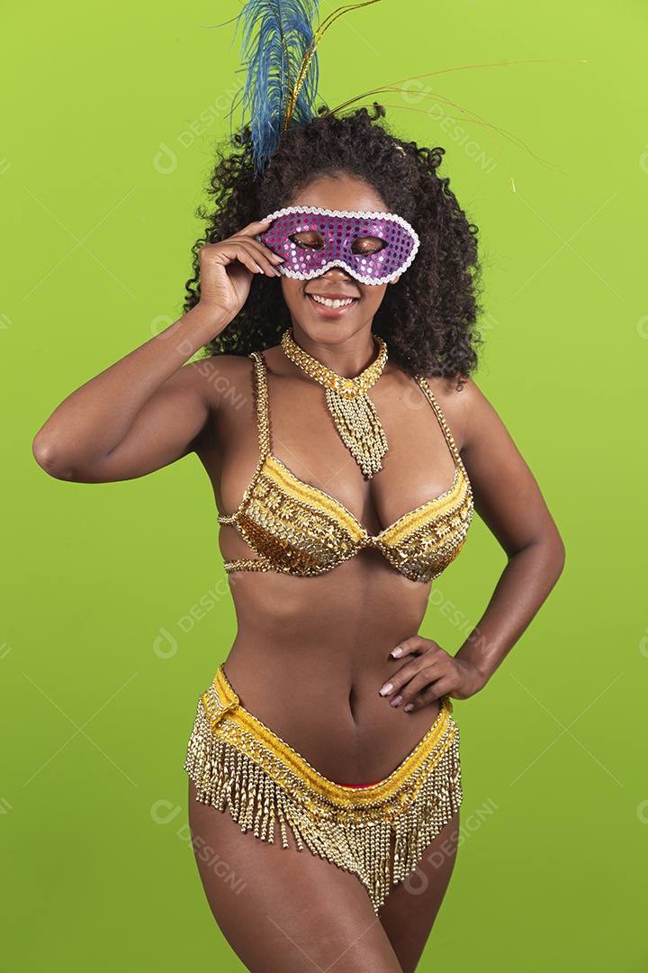 Linda mulher jovem celebrando carnaval