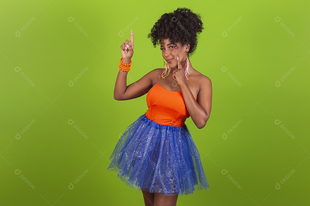 Linda mulher jovem celebrando carnaval