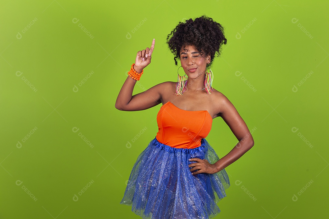 Linda mulher jovem celebrando carnaval